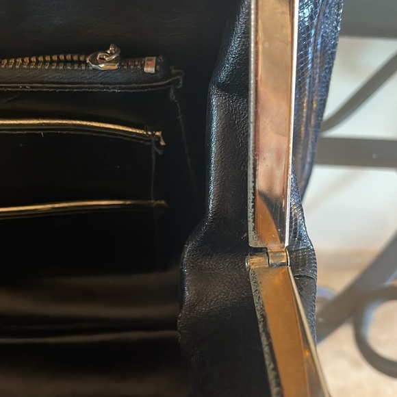 Vintage black leather Pocketbook, with a metal clasp and a built-in wallet. - Picture 4 of 8